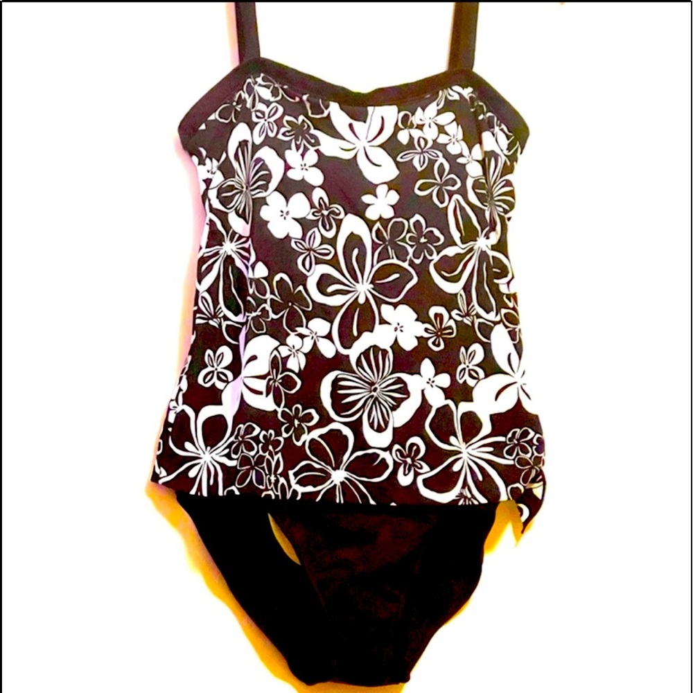 Black And White One Piece Suit Straps Are Detachable. Great preloved condition.